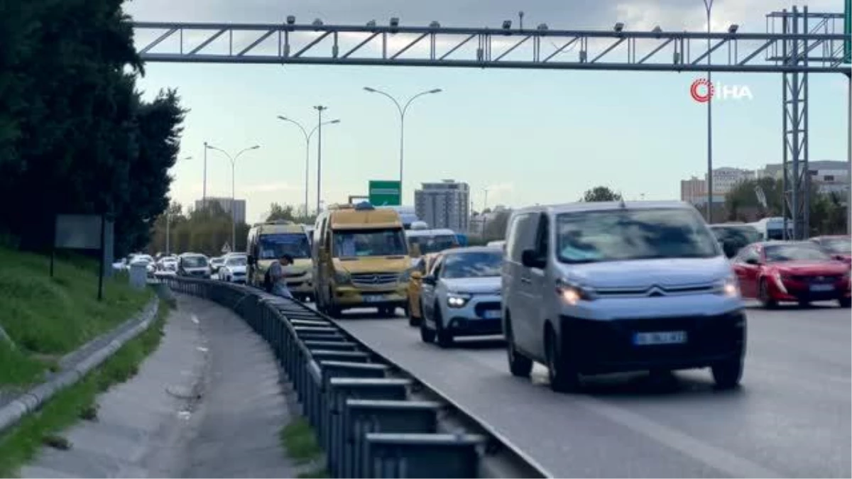 Yol kenarında yolcu indiren minibüs şoförleri hem trafiği, hem de yolcuların hayatını tehlikeye atıyor