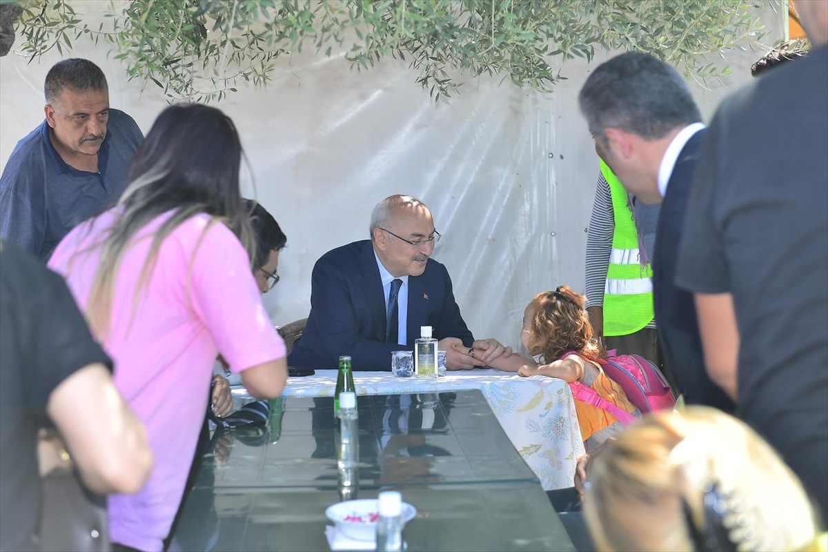 Adana Valisi Yavuz Selim Köşger, Kahramanmaraş\'ta depremzedeleri ziyaret etti