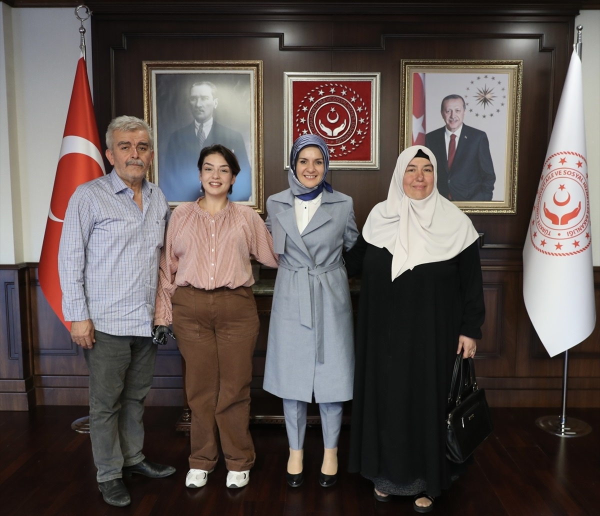 Bakan Göktaş, 1 Milyon Lira Ödül Kazanan Rabia Birsen Göğercin ile Buluştu