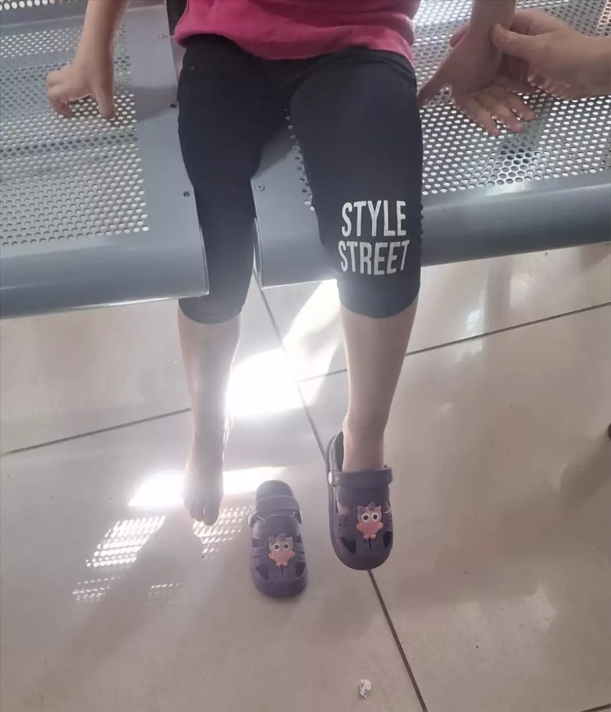 Akhisar'da Çocuğun Bacağı Bank Arasında Sıkıştı, İtfaiye Kurtardı