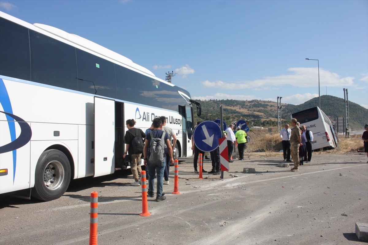 Amasya\'da yolcu otobüsü kaza yaptı, bir kişi yaralandı