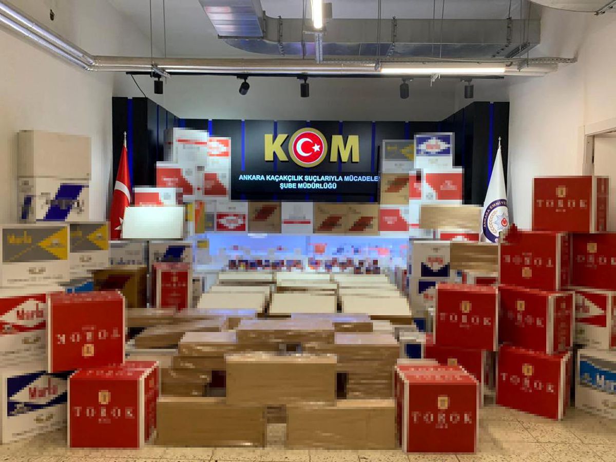 Ankara\'da yapılan baskında 1 milyon 429 bin 200 lira değerinde kaçak ürün ele geçirildi