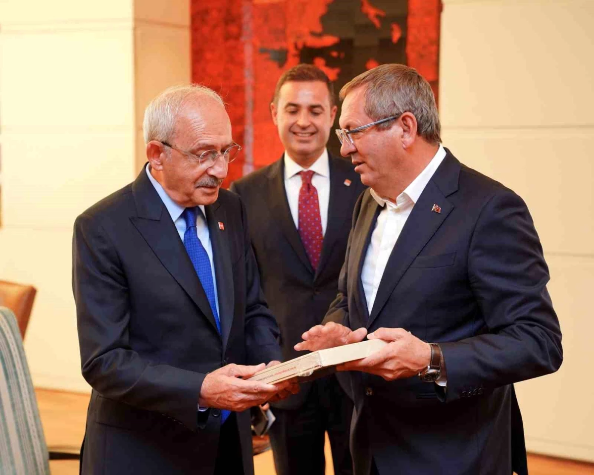 CHP Genel Başkanı Kemal Kılıçdaroğlu, Ayvalık Belediye Başkanı Mesut Ergin ile bir araya geldi