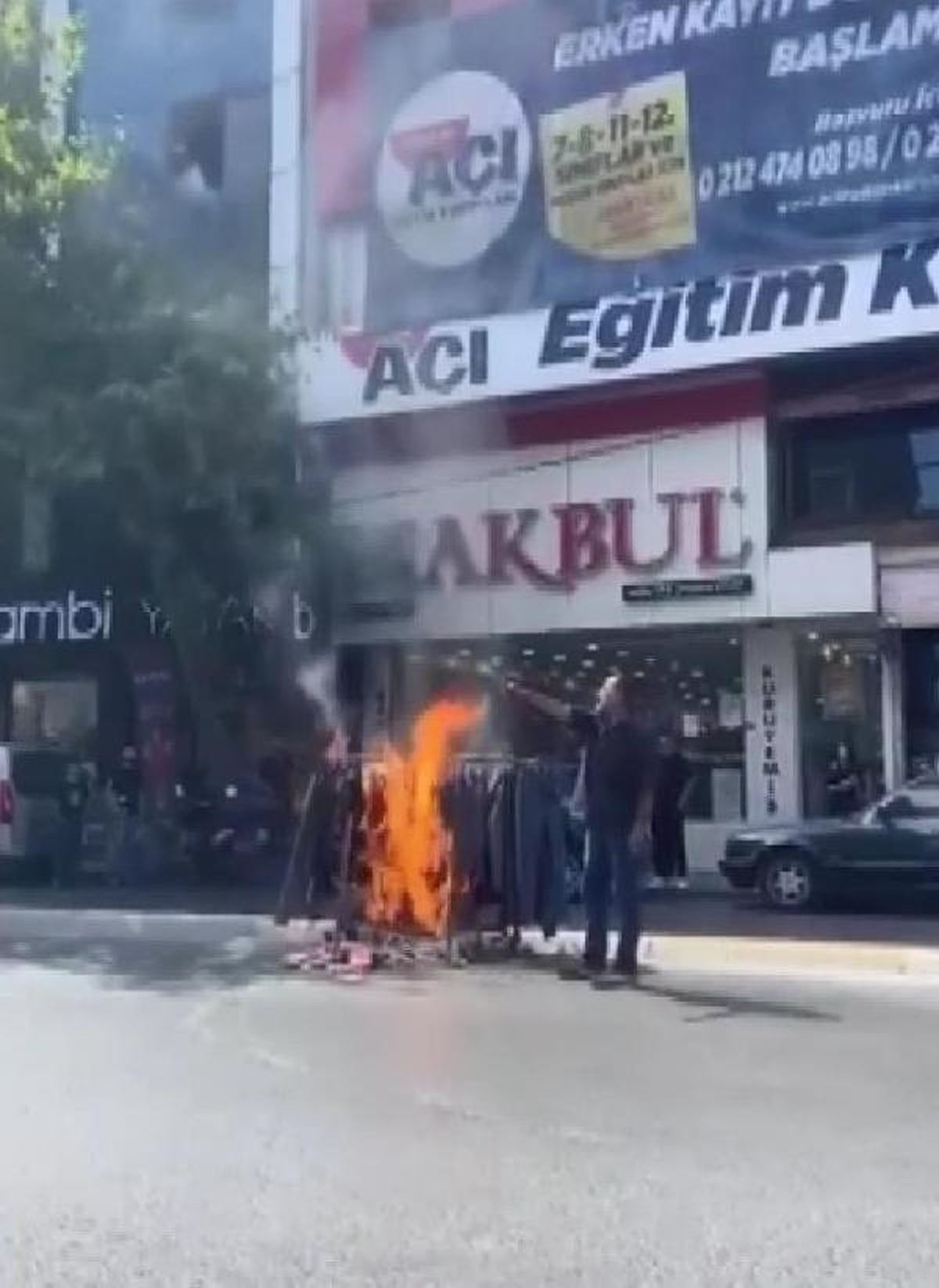 Bağcılar\'da İş Hanı Ortak Kullanım Alanında Satış Yapan Kişi Ürünlerini Ateşe Verdi