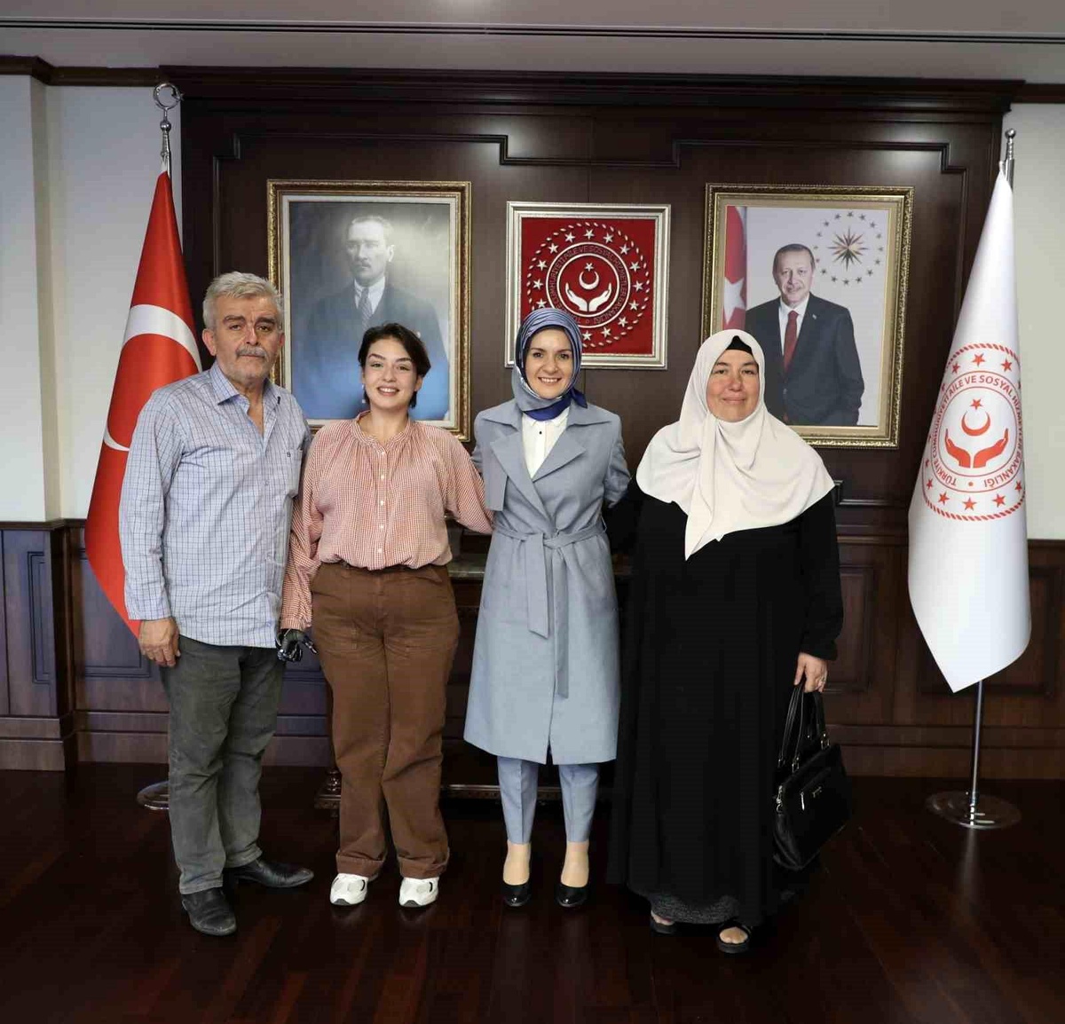 Bakan Göktaş, 1 milyonluk ödülü kazanan Rabia Birsen Göğercin\'i ağırladı