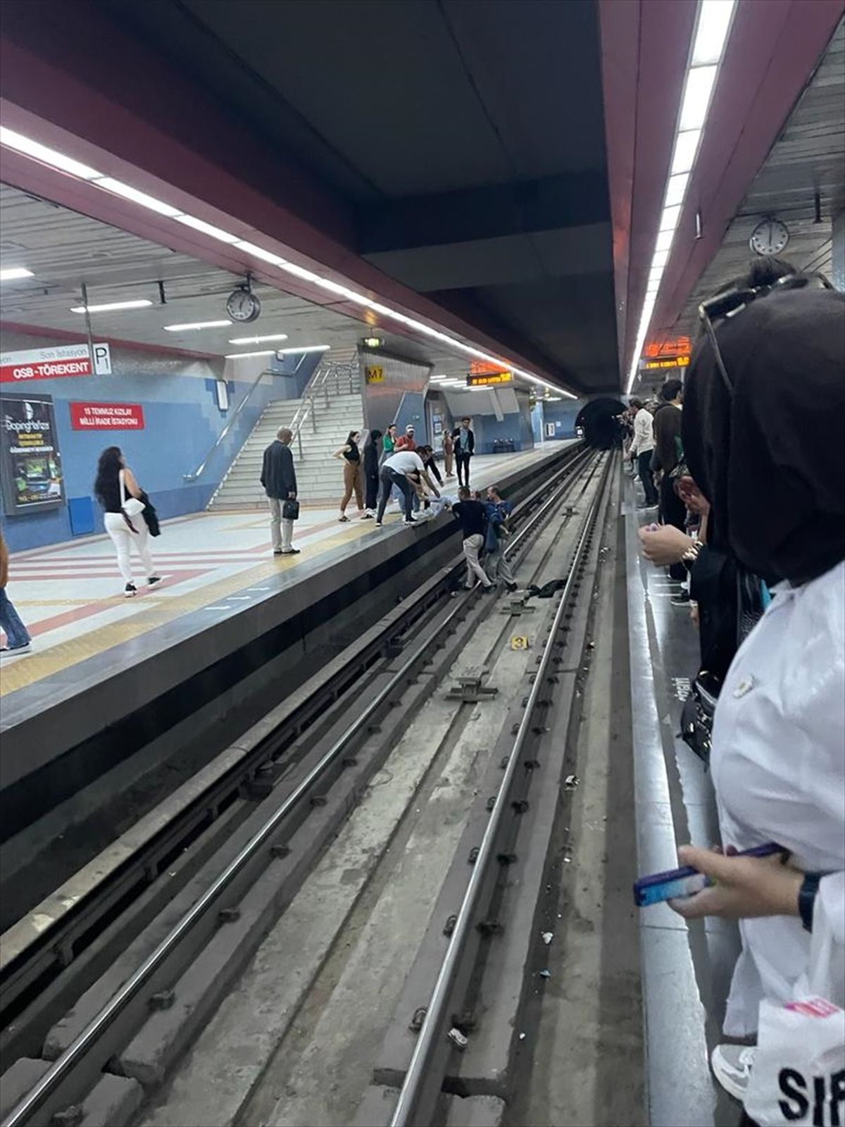 Başkentte rahatsızlanan kadın metro raylarından kurtarıldı