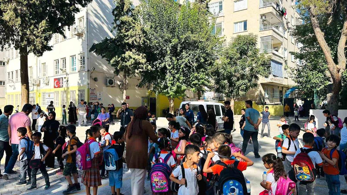 Birecik\'te Polis Ekipleri Okullarda Öğrencilere Güvenlik Bilgilendirmesi Yaptı