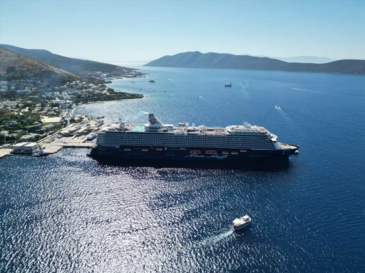 Malta bayraklı kruvaziyer Mein Schiff 5 Bodrum\'u ziyaret etti