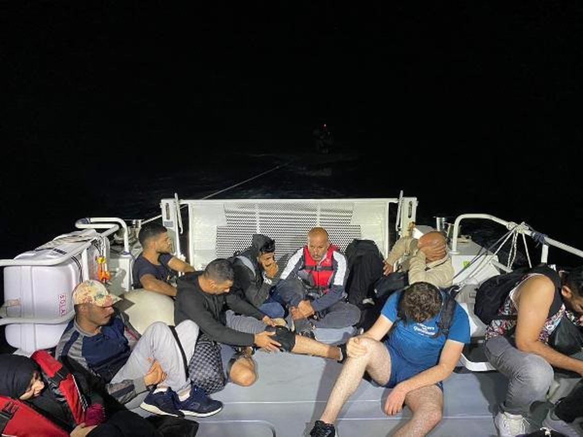 Bodrum\'da Yunanistan unsurları tarafından geri itilen ve motor arızası yaşayan kaçak göçmenler kurtarıldı