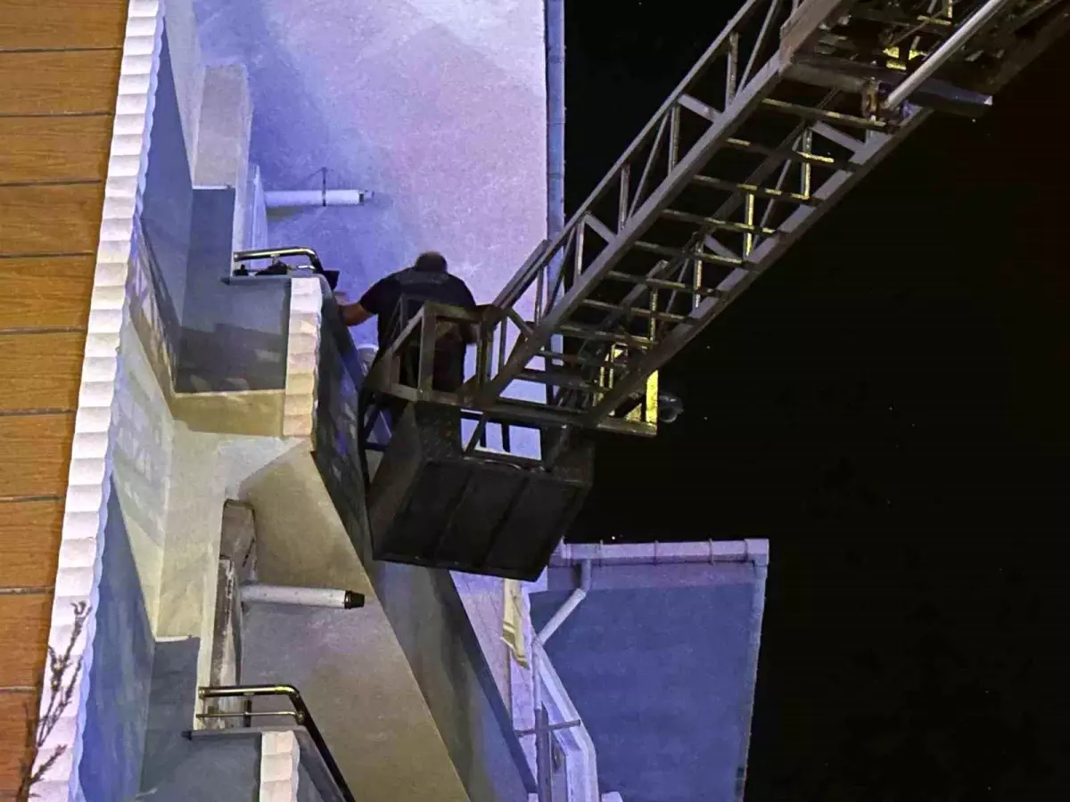 Tekirdağ\'da Apartman Yangınında Mahsur Kalanlar Kurtarıldı