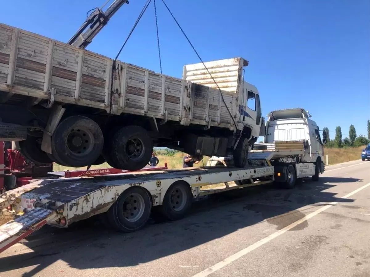 Burdur Gölhisar\'da kamyon şarampole devrildi, sürücü ağır yaralandı