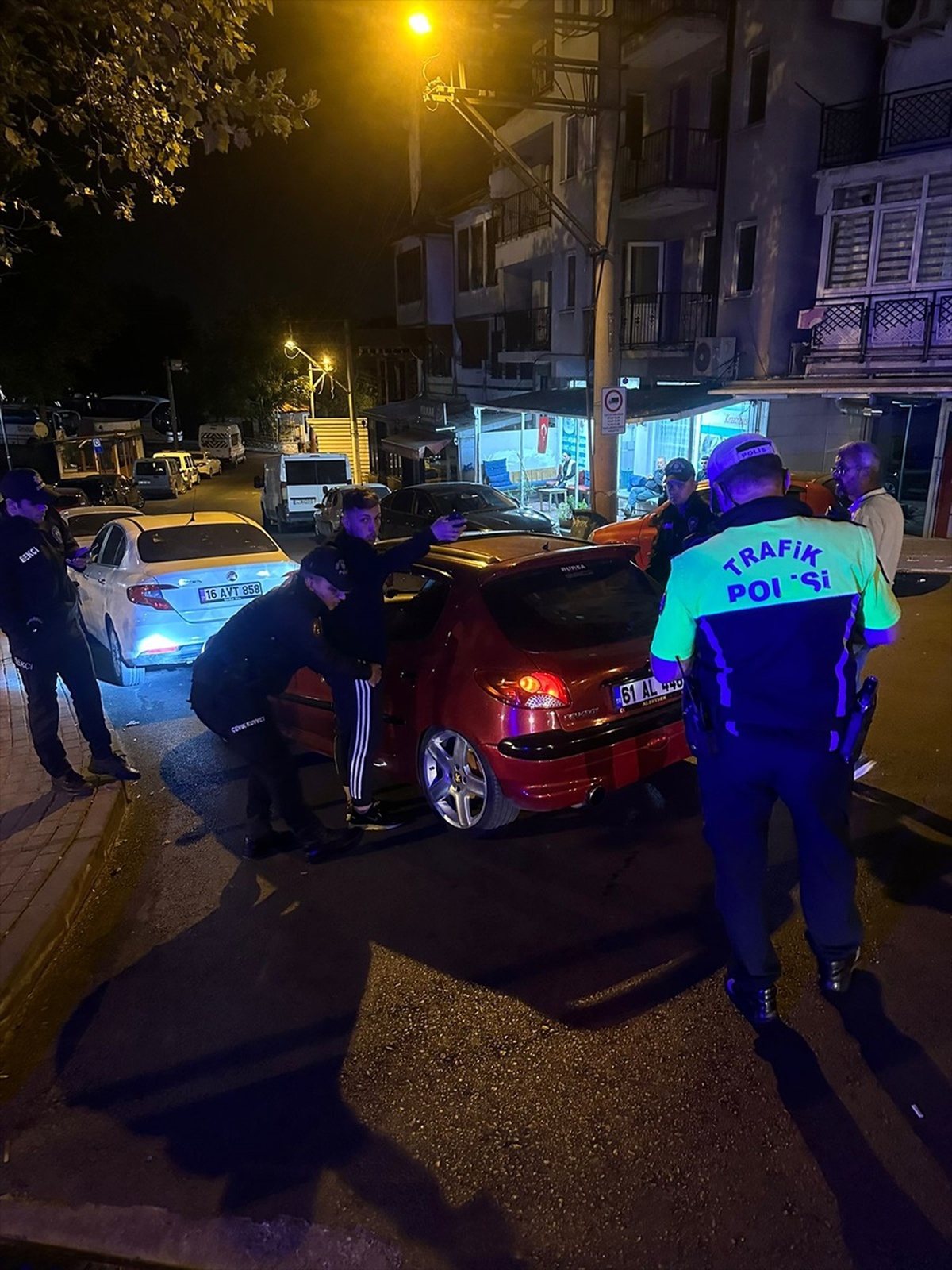 Bursa\'da yapılan asayiş ve trafik uygulamasında 19 sürücüye ceza kesildi, 6 kişi yakalandı