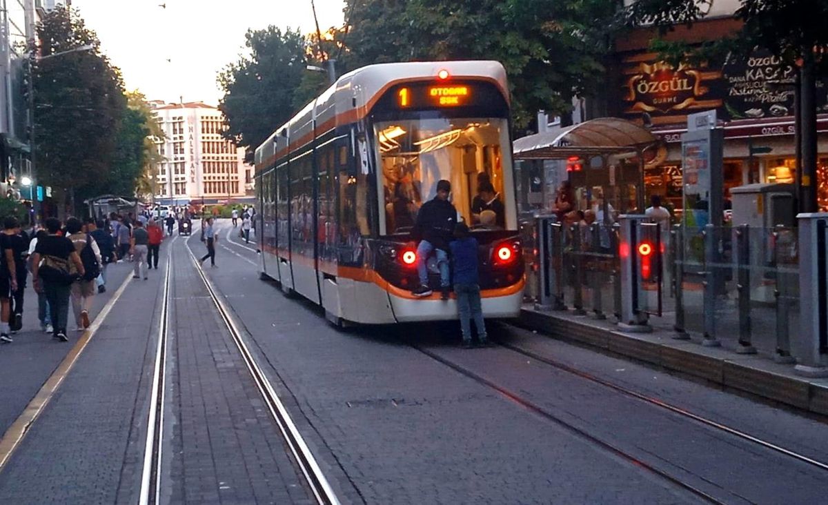 Eskişehir\'de Tramvayın Ucuna Tutunan Çocuklar Tehlikeli Yolculuk Yaptı