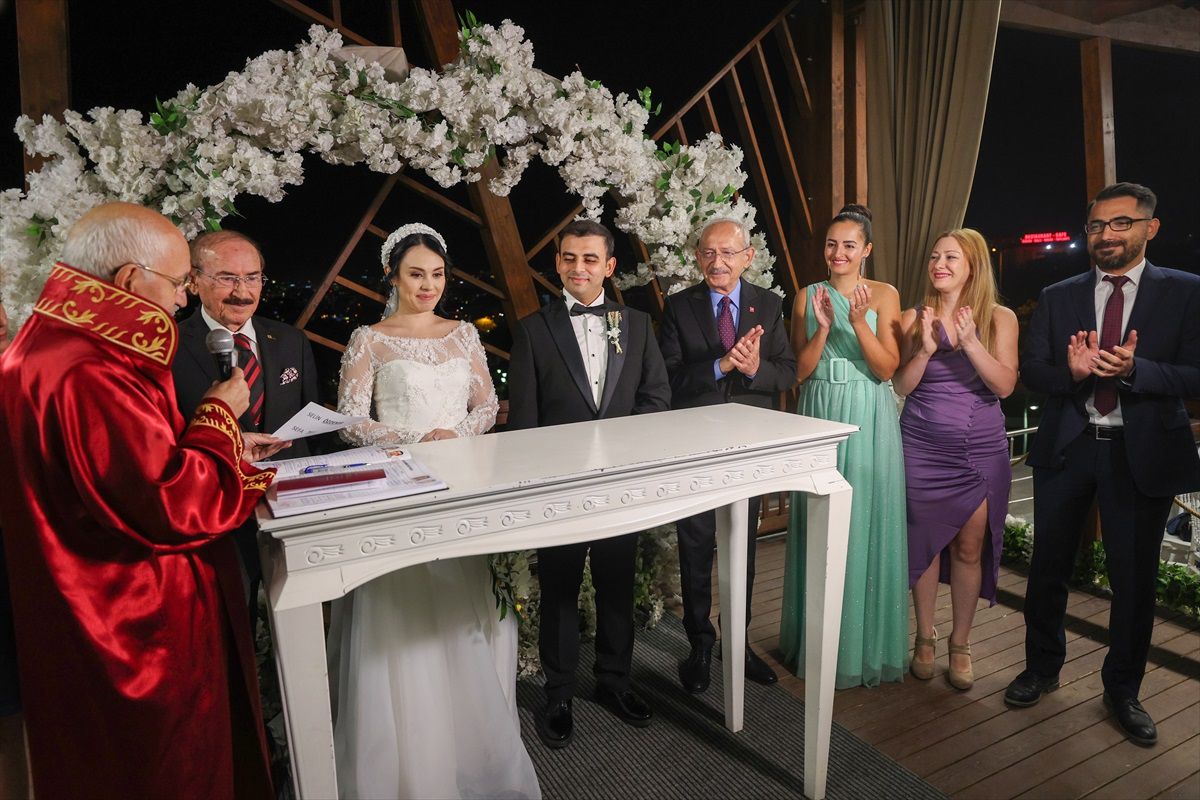 Kılıçdaroğlu, Selin ve Sefa çiftinin nikah şahitliğini yaptı