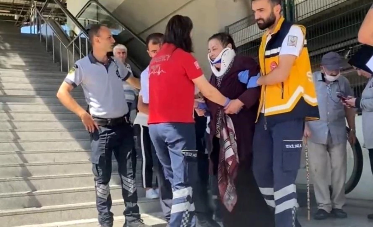 Gebze\'de Yürüyen Merdivenden Düşen Kadın Yaralandı