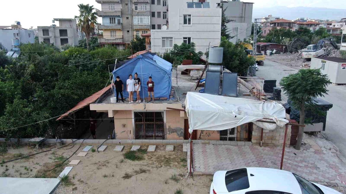 Depremzede Aile, Evlatlarının Ders Çalışması İçin Evlerinin Damına Çadır Kurdu