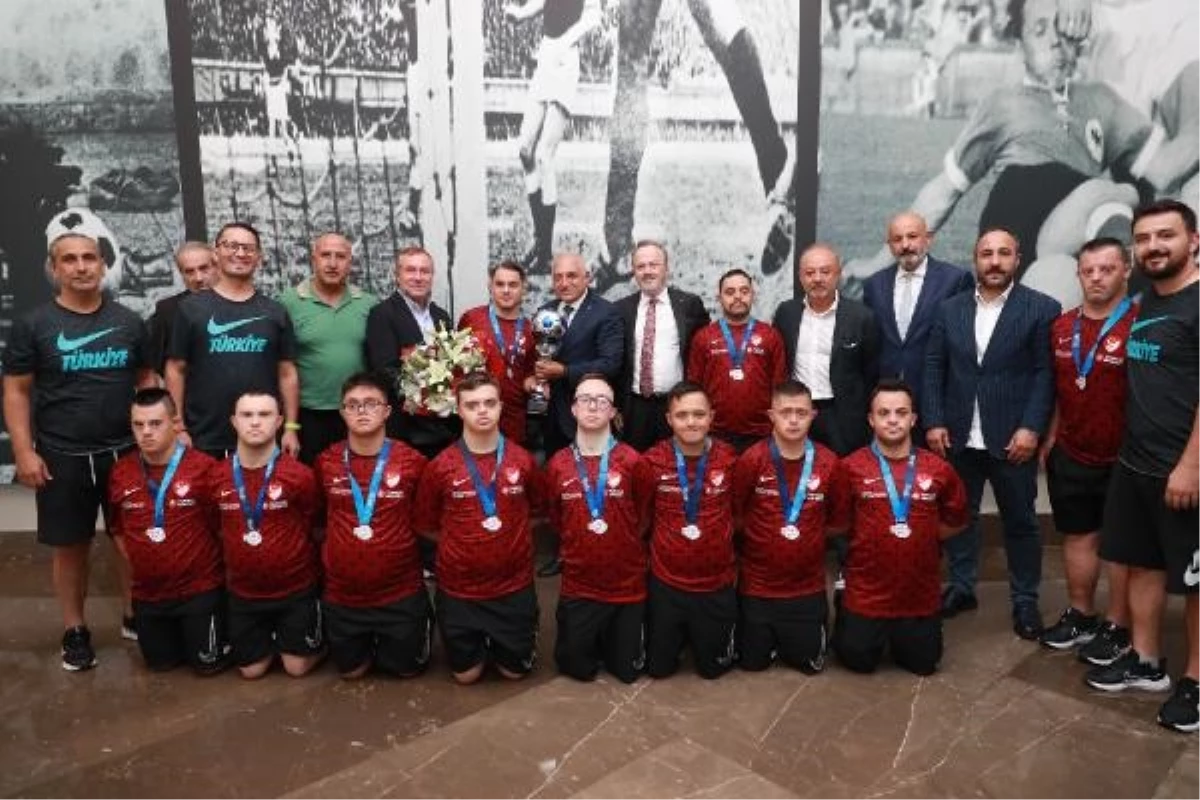 Down Sendromlu Futsal Milli Takımı\'ndan Mehmet Büyükekşi\'ye ziyaret