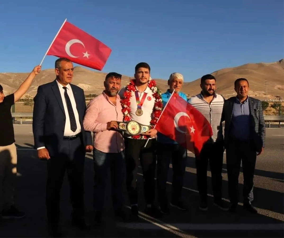 Dünya şampiyonu Ahmet Talha Kacur, Niğde\'ye döndü