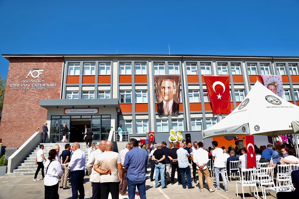 Akçakoca\'da Orhan Özdemir Fen Lisesi açıldı, spor salonu ve kütüphane temeli atıldı