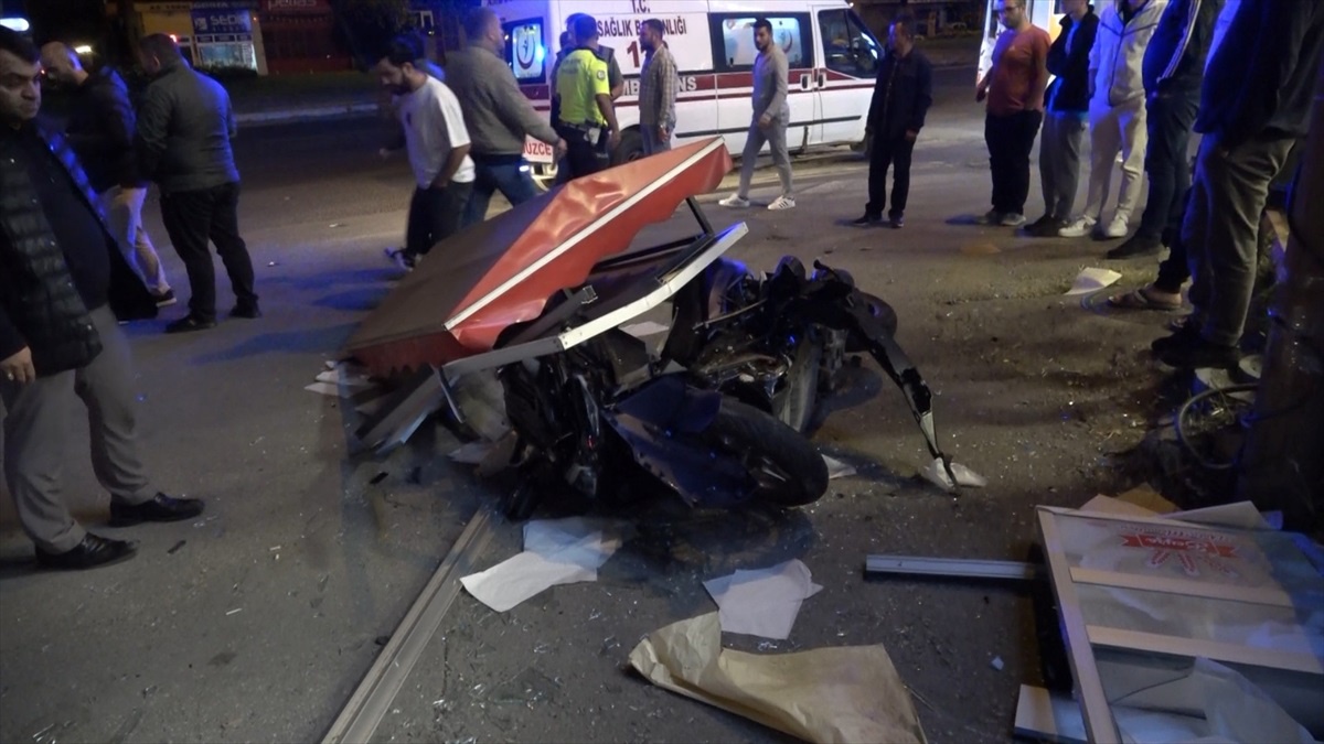 Düzce\'de otomobile çarpan motosikletteki 2 kişi ağır yaralandı