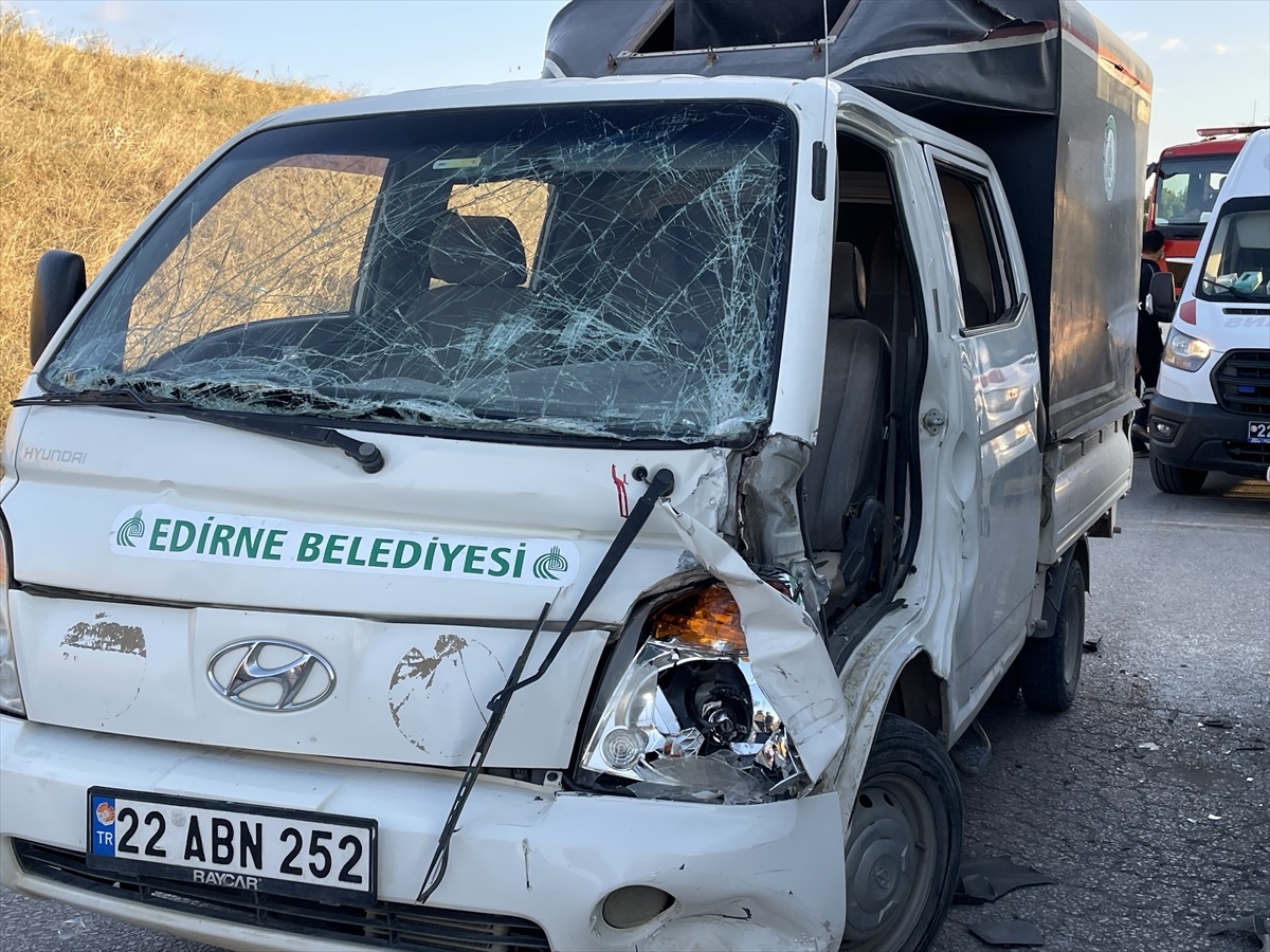 Edirne\'de kamyonla çarpışan kamyonetin sürücüsü yaralandı
