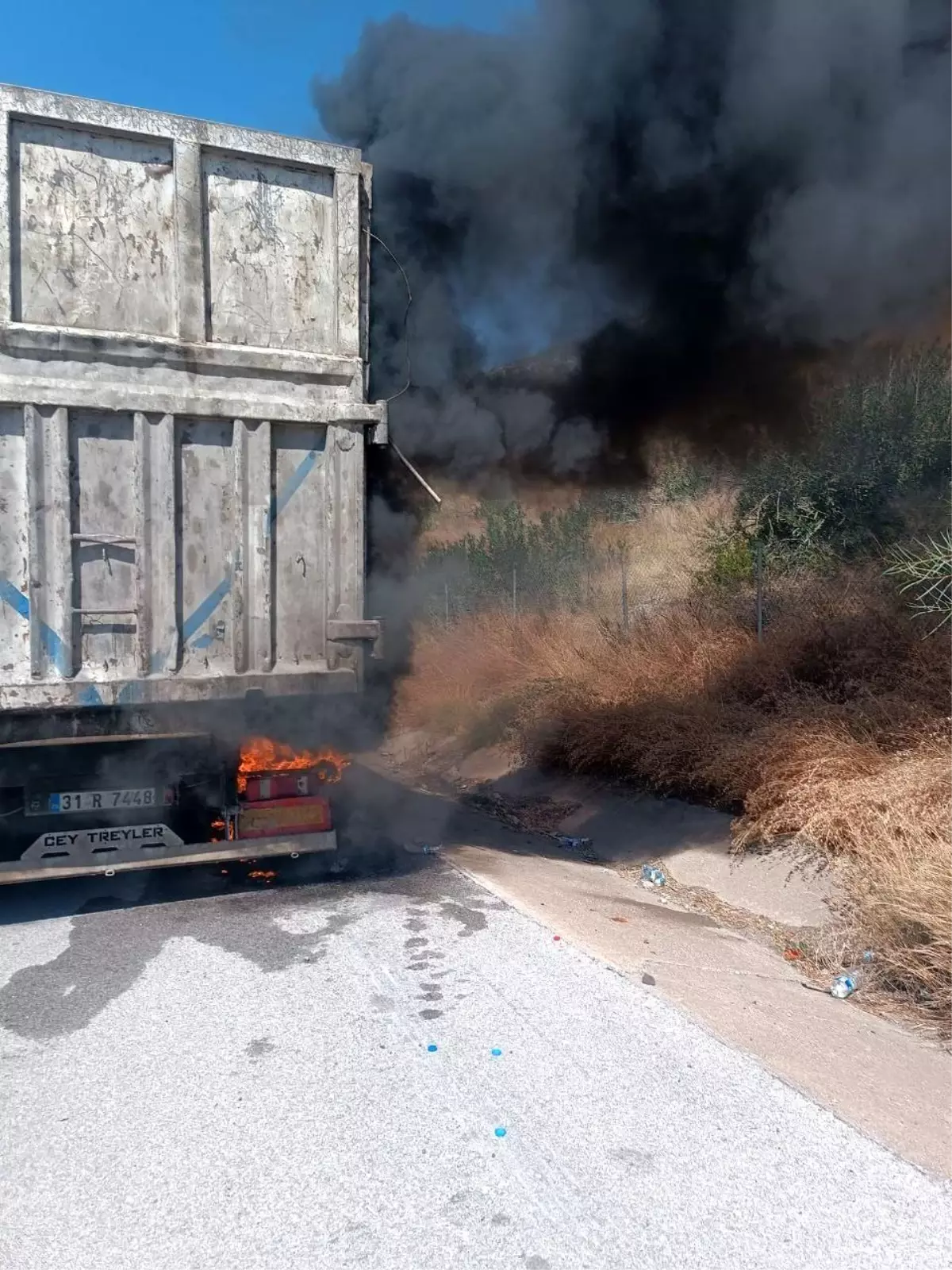 Hatay\'da hurda yüklü tırın lastiğinde çıkan yangın itfaiye ekipleri tarafından söndürüldü