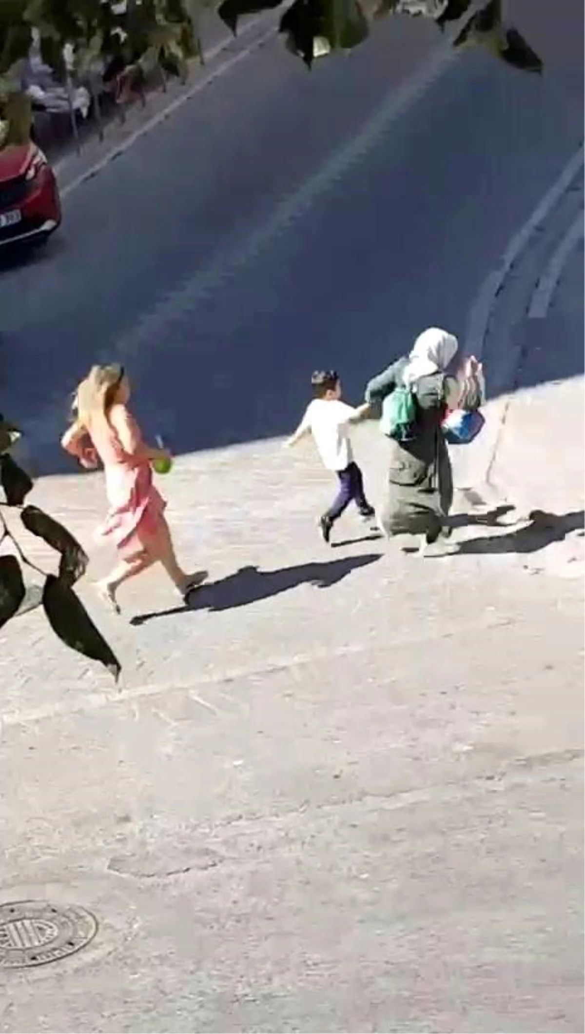 Esenyurt\'ta Yoldan Geçenlere Saldıran Kadın Gözaltına Alındı