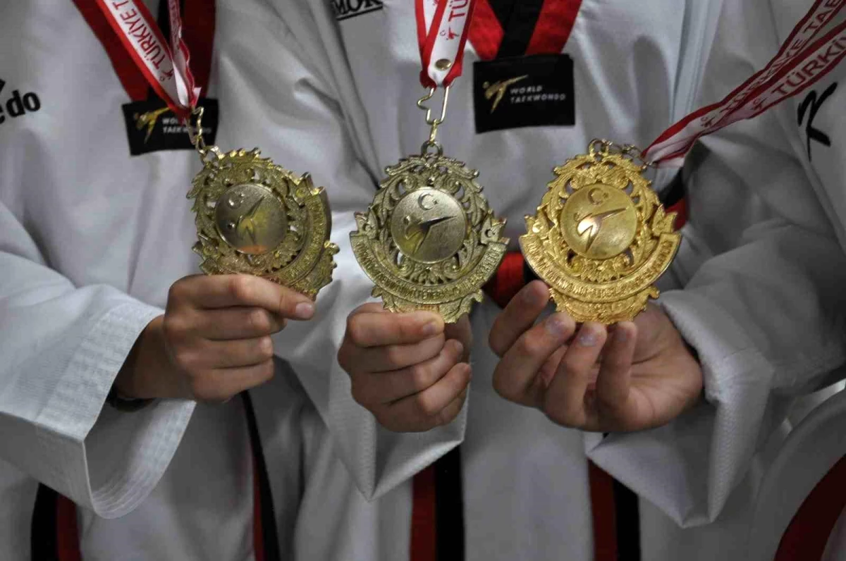 Eskişehirli Tekvandocular Minikler Türkiye Şampiyonası\'nda 3 Birincilik Kazandı