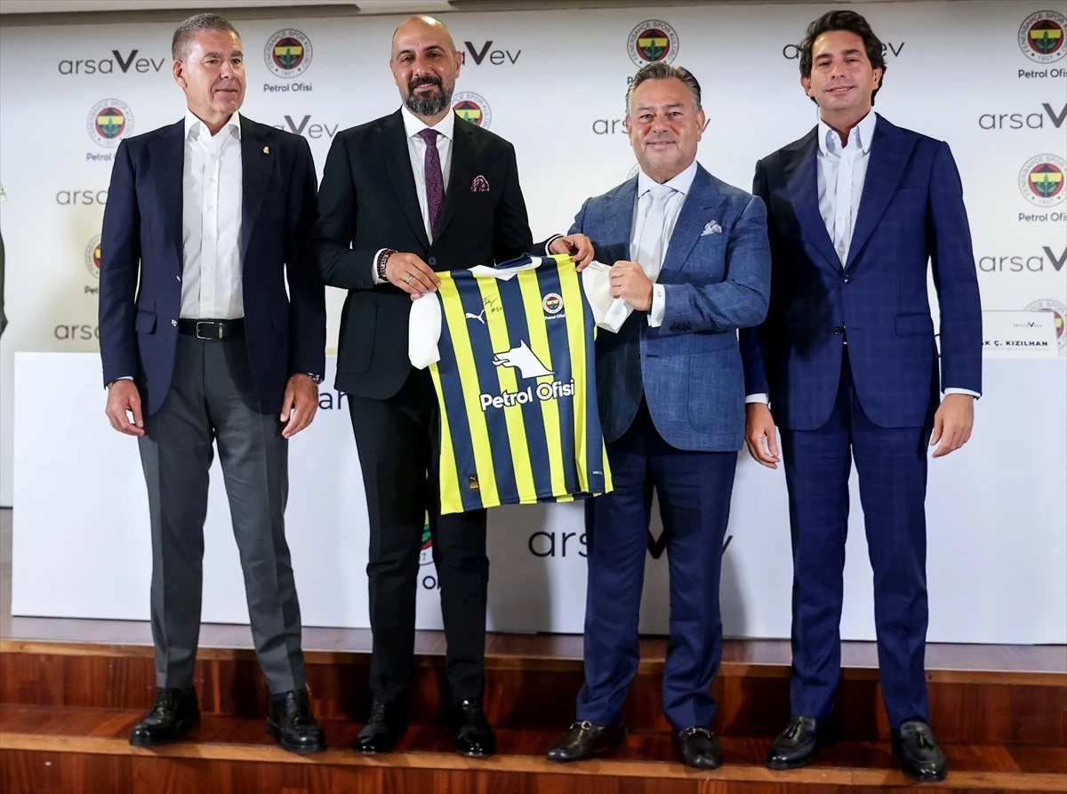 Fenerbahçe Petrol Ofisi Kadın Futbol Takımı ile arsaVev arasında sponsorluk anlaşması imzalandı