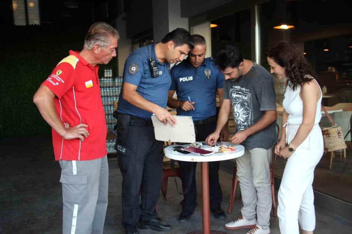 Düğün Takılarını Unutan Genç Çift, İstasyon Görevlisinin Dikkati Sayesinde Altınlarına Kavuştu