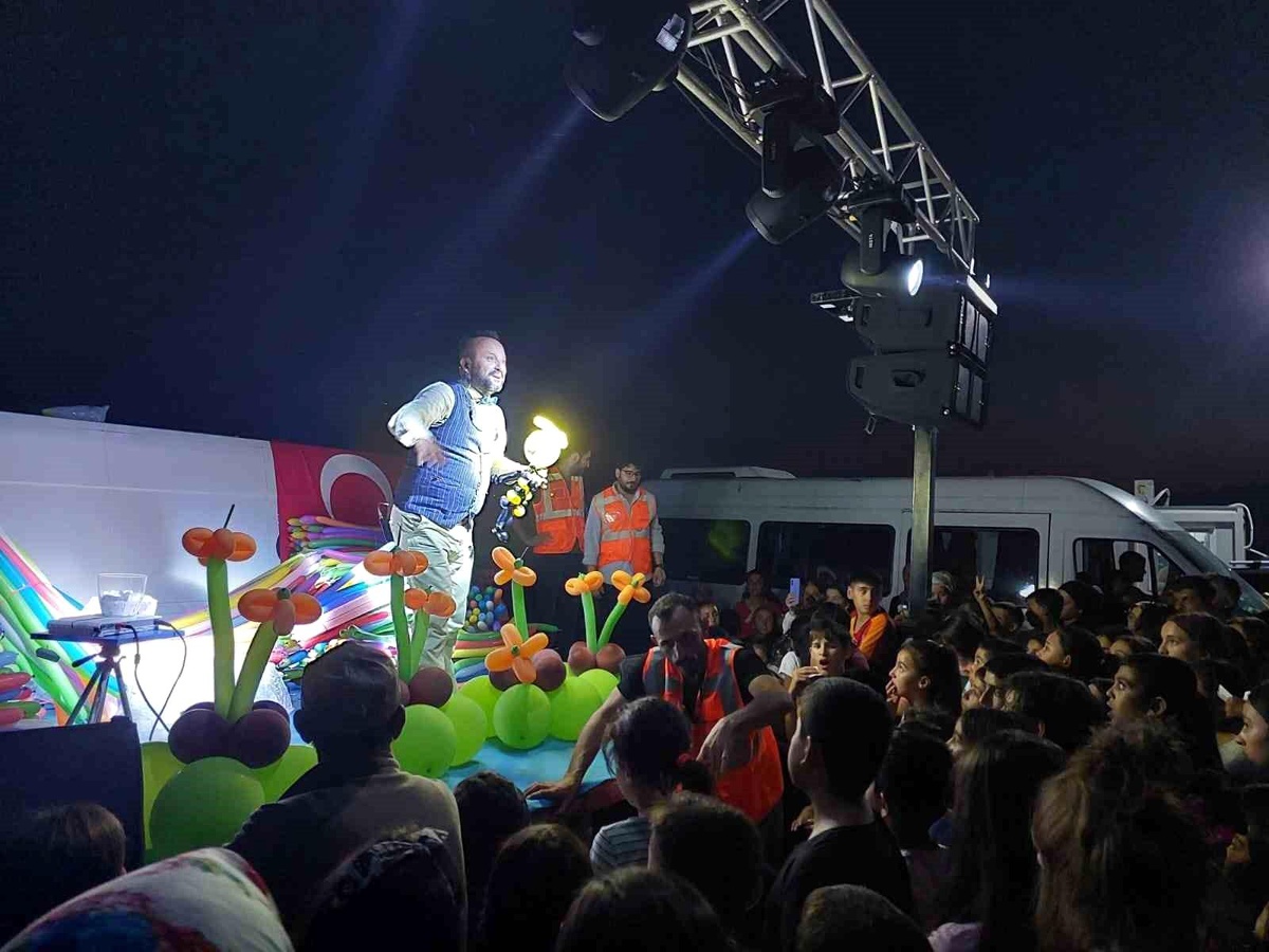 Kahramanmaraş\'ta Depremzede Çocuklara Kırtasiye Malzemesi Dağıtıldı