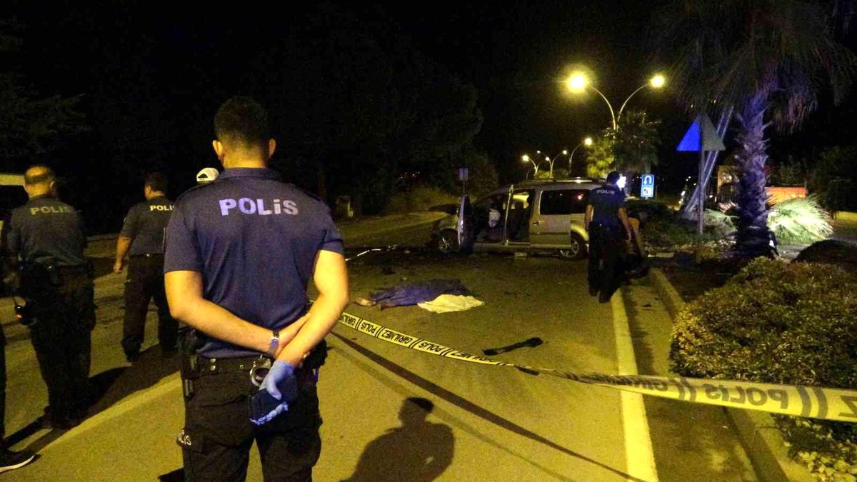 Denizli\'de Hafif Ticari Araç Kazası: 2 Kişi Hayatını Kaybetti