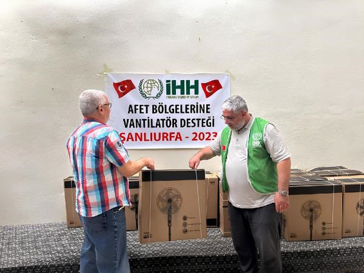 İHH İnsani Yardım Vakfı, depremzedelere vantilatör dağıttı