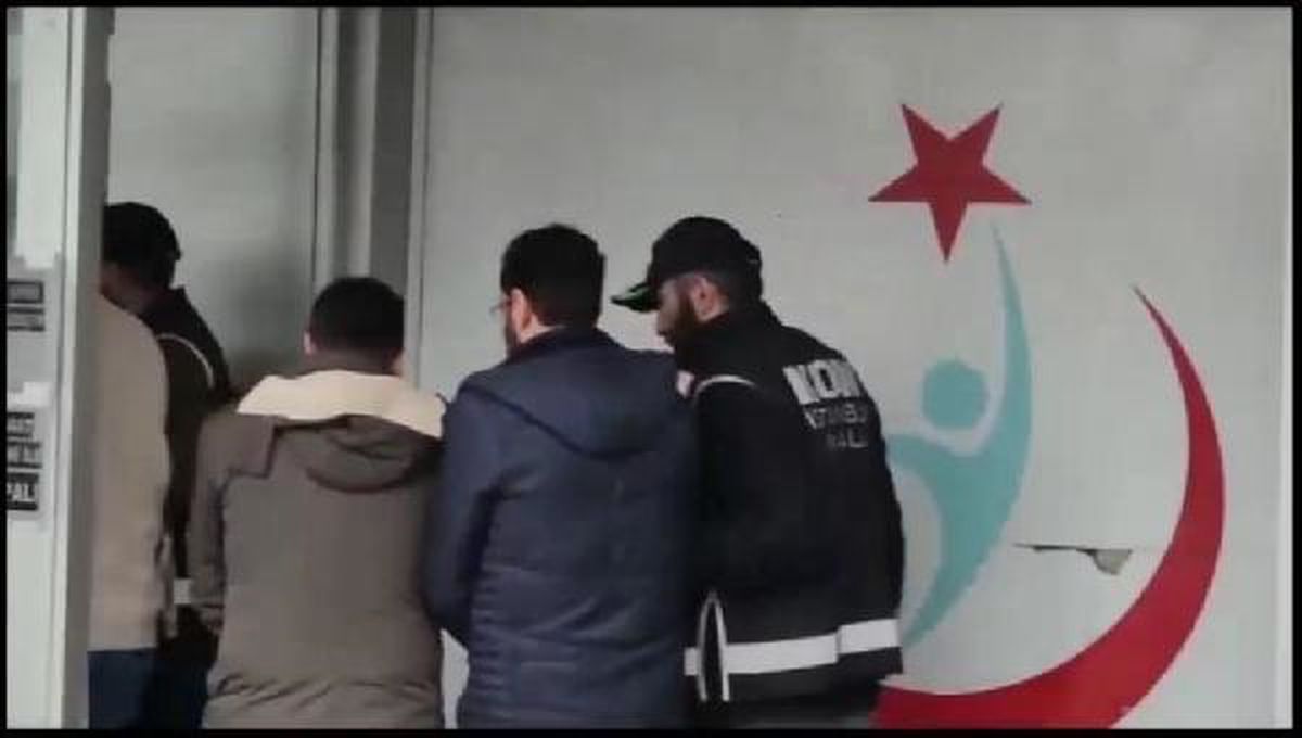 İstanbul\'da Sahte Para Operasyonu: 2 Milyon 300 Bin Dolar ve 108 Bin Euro Ele Geçirildi