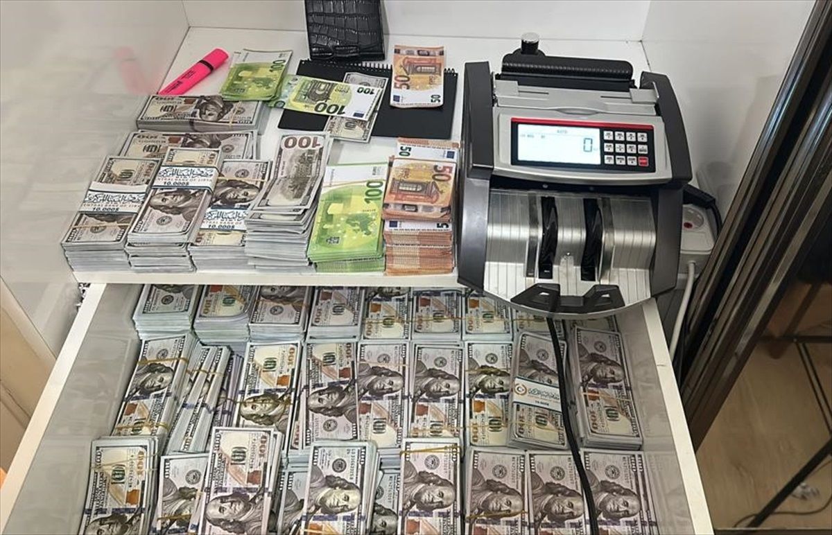 İstanbul\'da 2 Milyon 300 Bin Dolarlık ve 108 Bin Avroluk Sahte Para Operasyonu