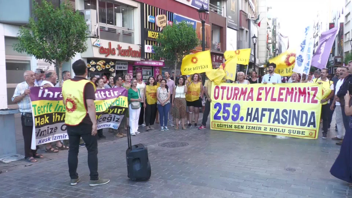 İzmir\'de Khk Eylemi... Eğitim-Sen Myk Üyesi Sinan Muşlu: "İhraçlar Politik Bir Tutumdur"