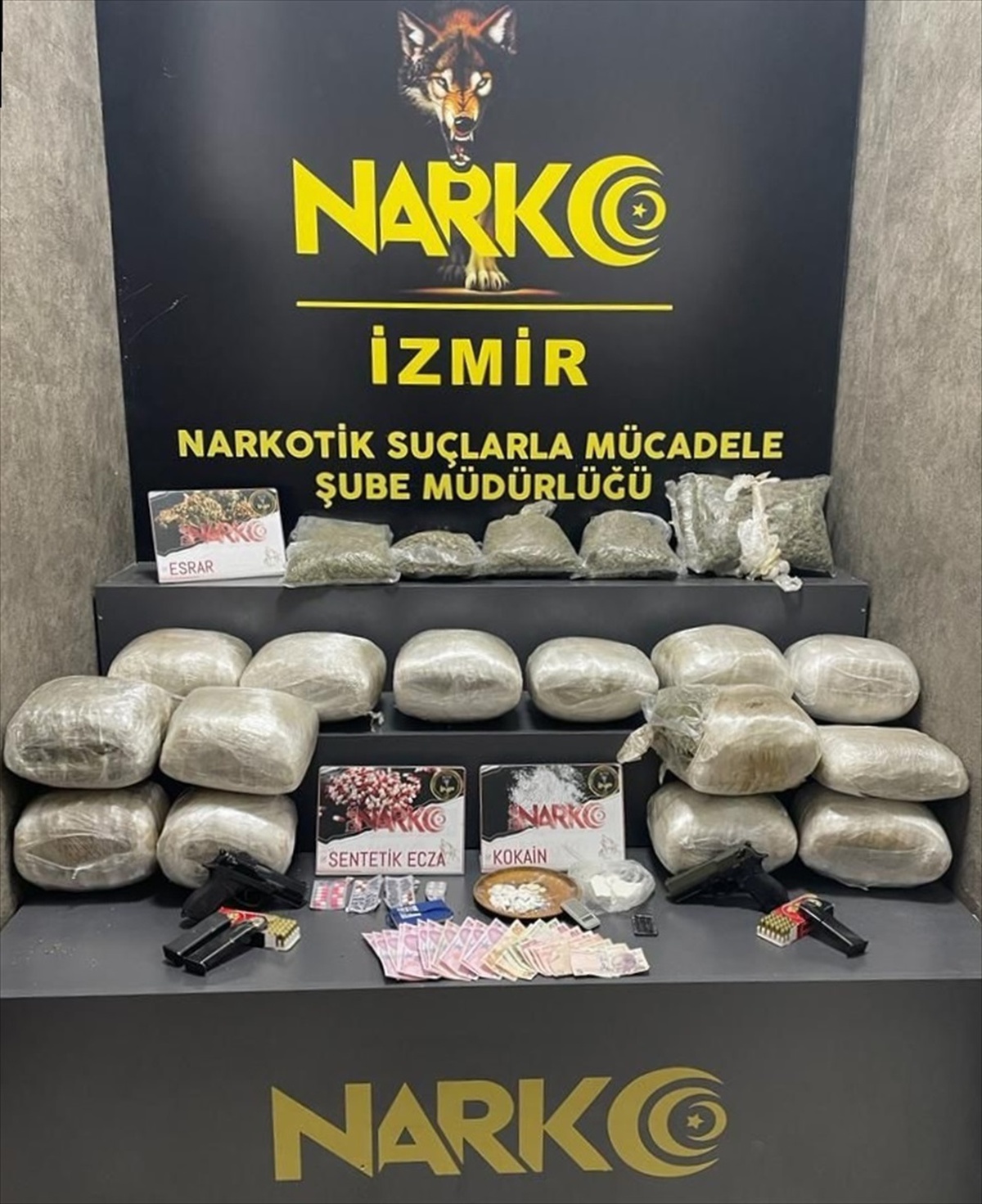İzmir\'de büyük uyuşturucu operasyonu: 19 kilo esrar ve 503 gram kokain ele geçirildi