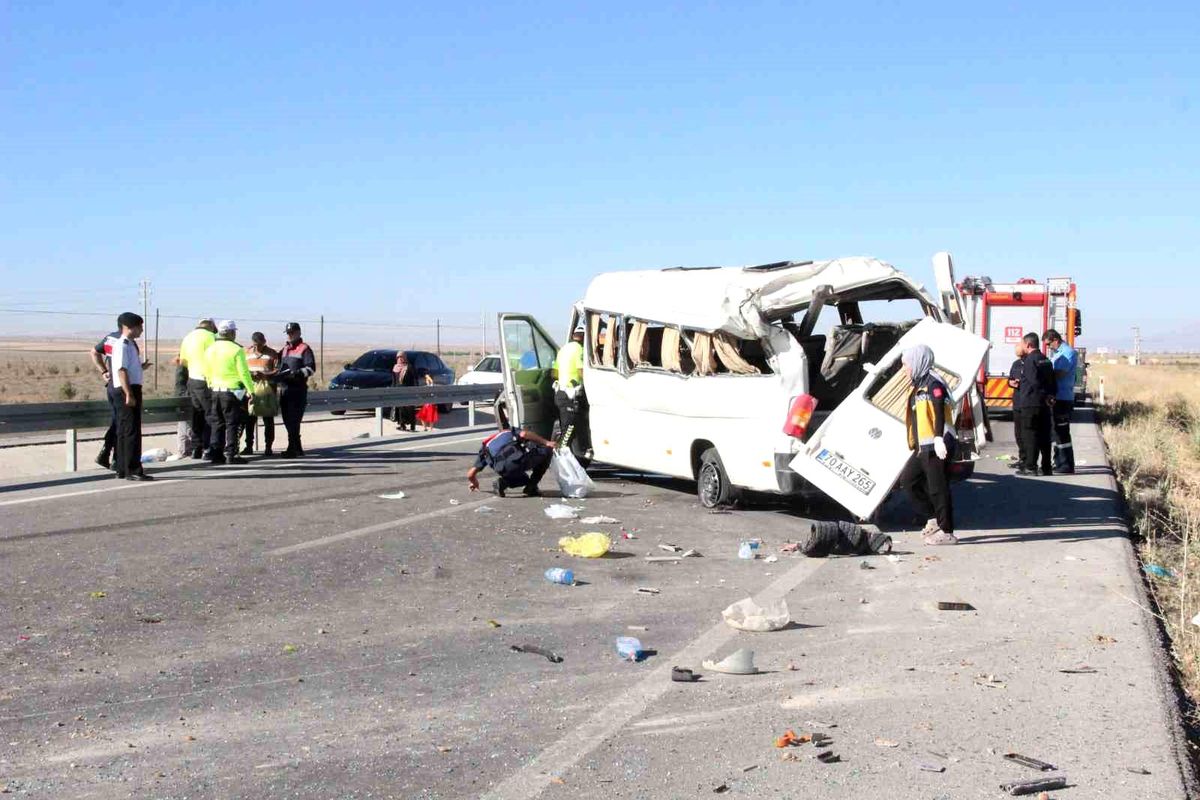 Karaman\'da Lastiği Patlayan Minibüs Devrildi: 1 Ölü, 10 Yaralı