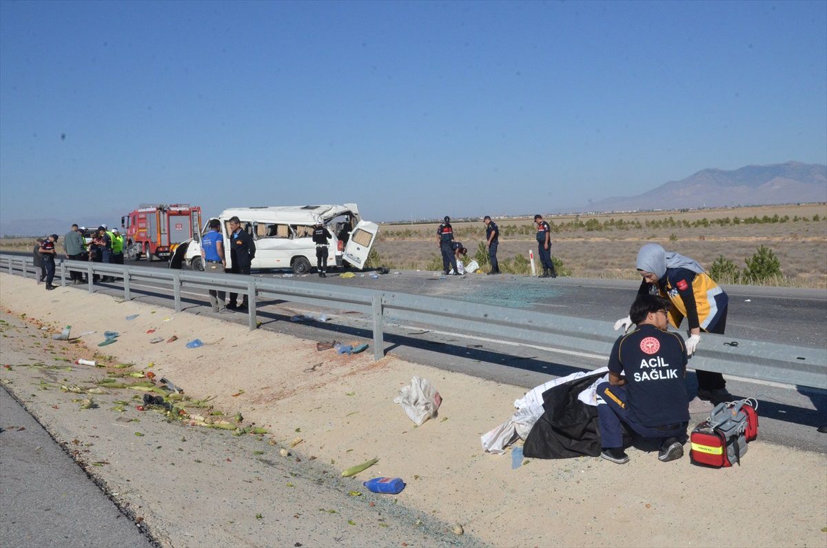 Karaman\'da Minibüs Kazası: 1 Ölü, 10 Yaralı