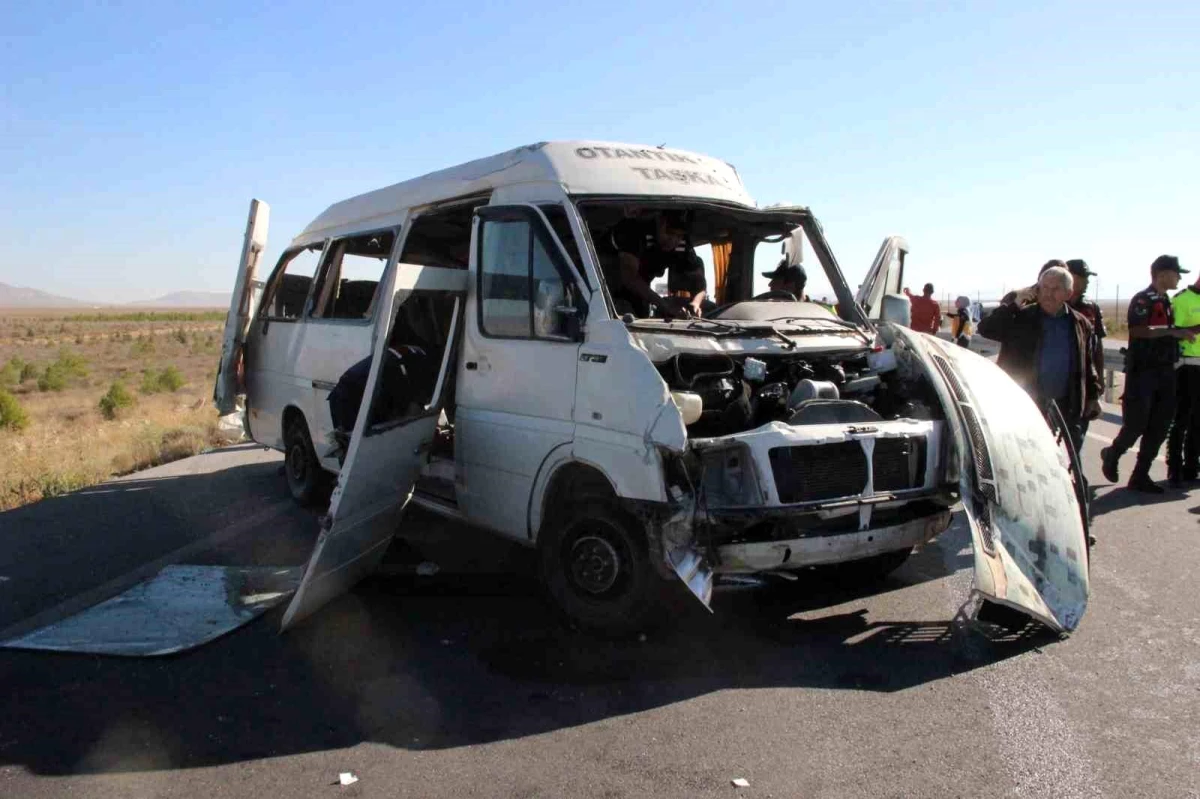 Karaman\'da Lastiği Patlayan Köy Minibüsünde Ölü Sayısı 2\'ye Yükseldi