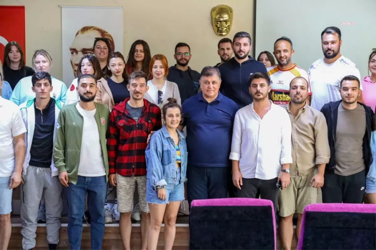 Karşıyaka Gençlik Kampı\'nda Gençlerle Söyleşiler ve Atölyeler