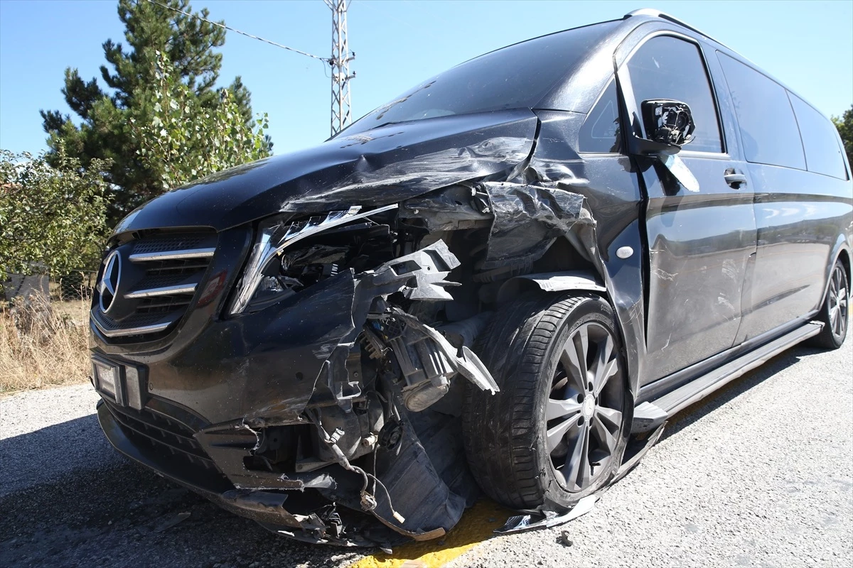 Kastamonu Belediye Başkanı\'nın bulunduğu panelvan kaza yaptı, 2 kişi yaralandı
