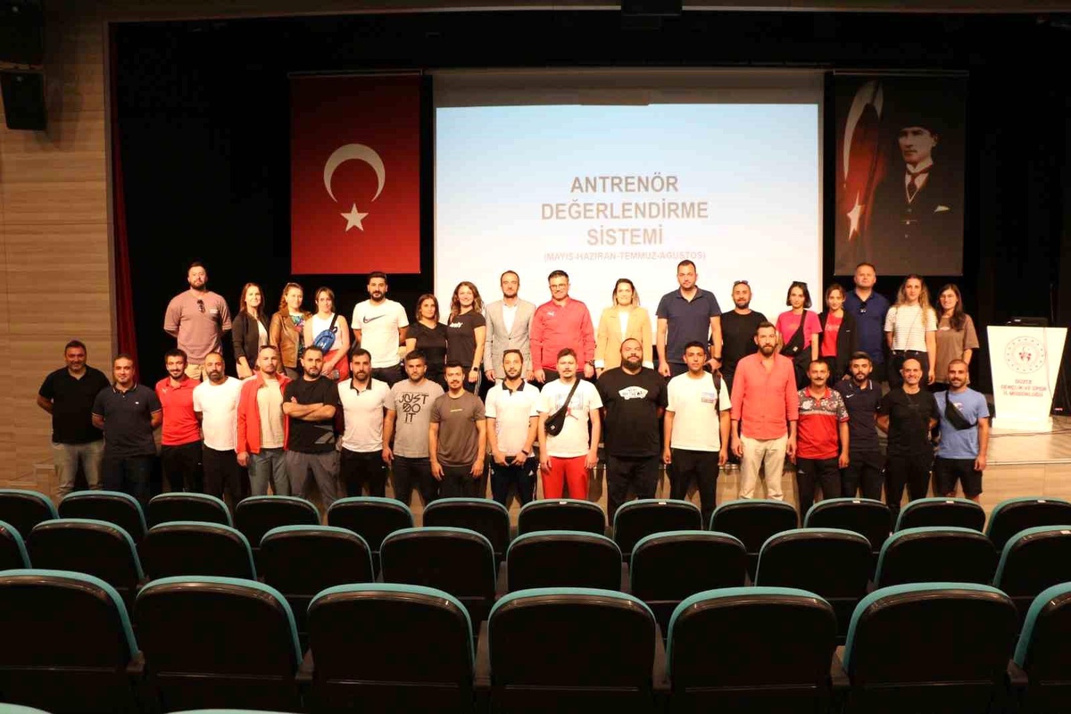 Düzce Gençlik ve Spor İl Müdürlüğü, kış spor okulları için antrenörlerle toplantı düzenledi