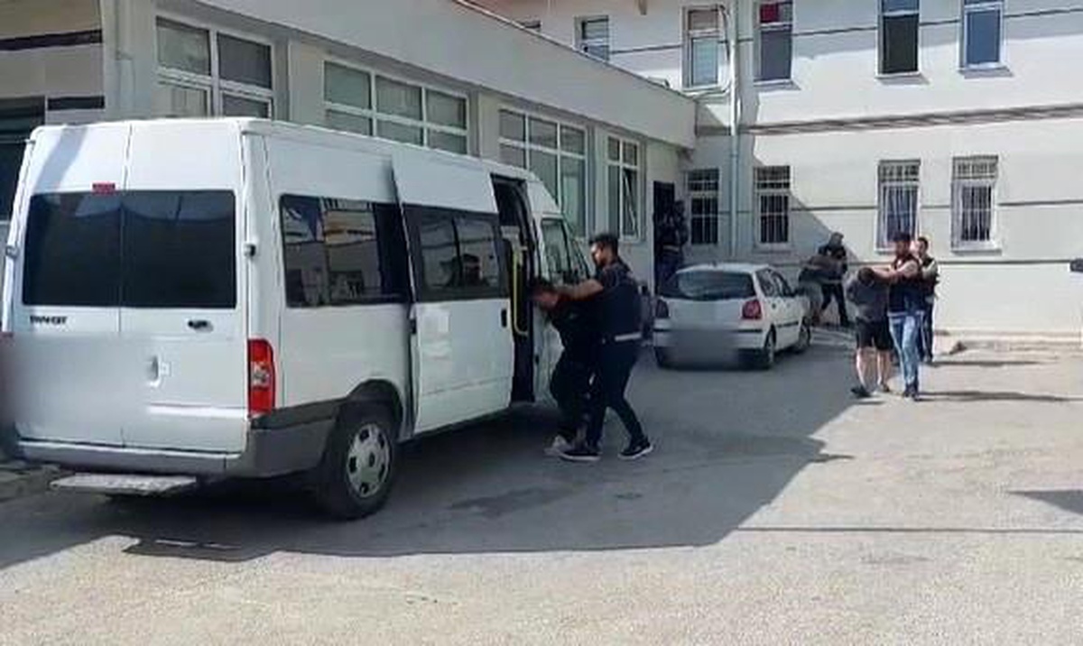 Konya\'da Polis Operasyonu: 6 Kilo Eroin ve 8 Bin Uyuşturucu Hap Ele Geçirildi