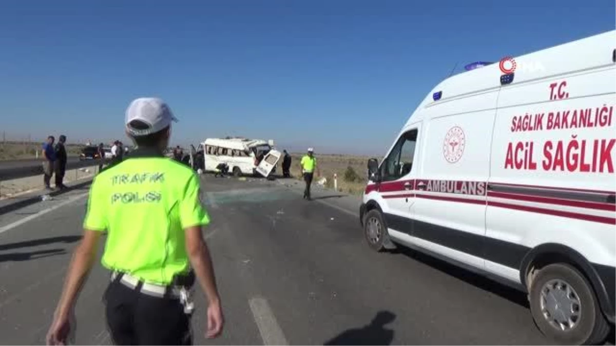 Lastiği patlayan köy minibüsü devrildi: 1 ölü, 10 yaralı