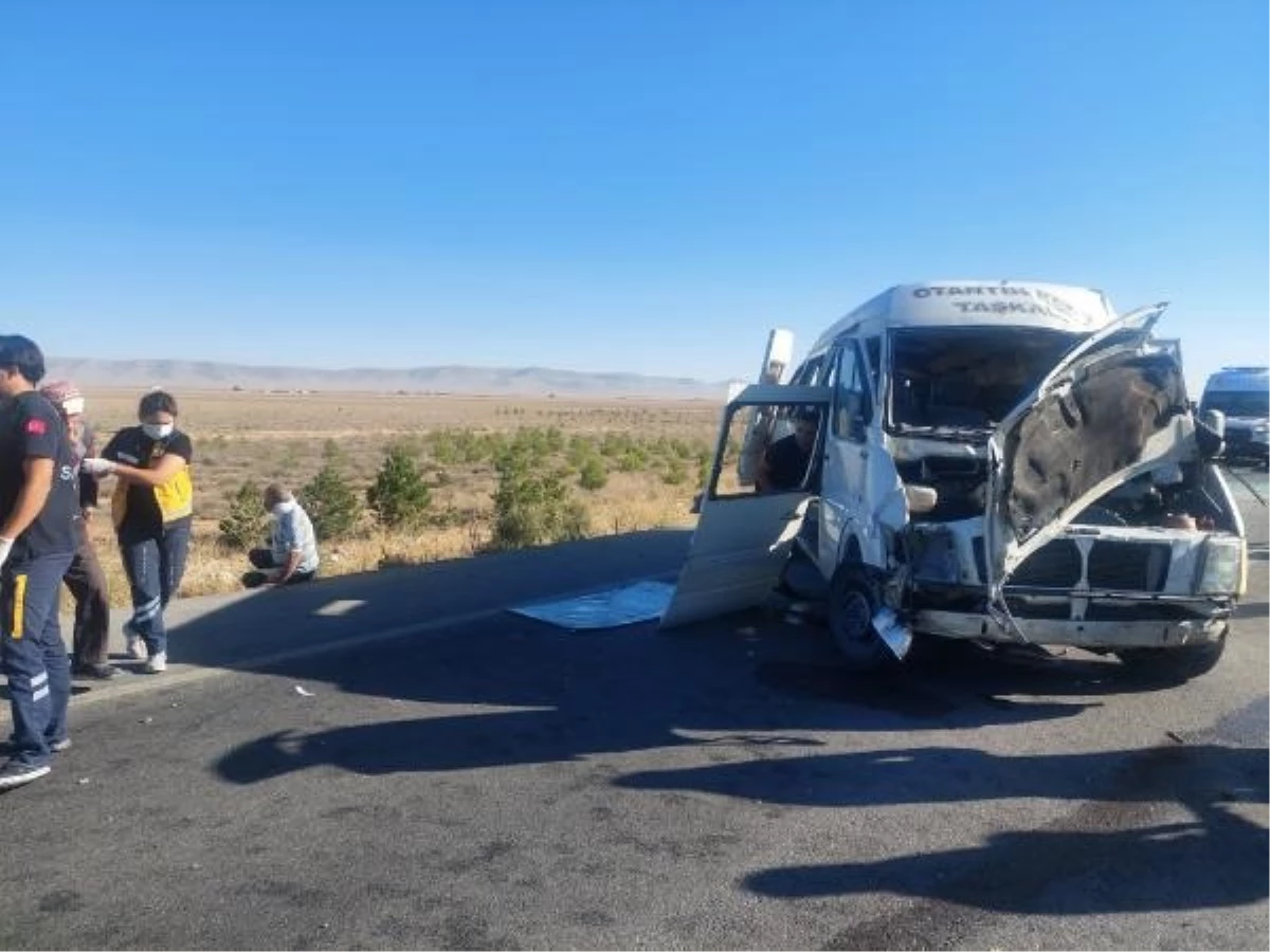 Karaman\'da minibüs kazası: 1 ölü, 11 yaralı