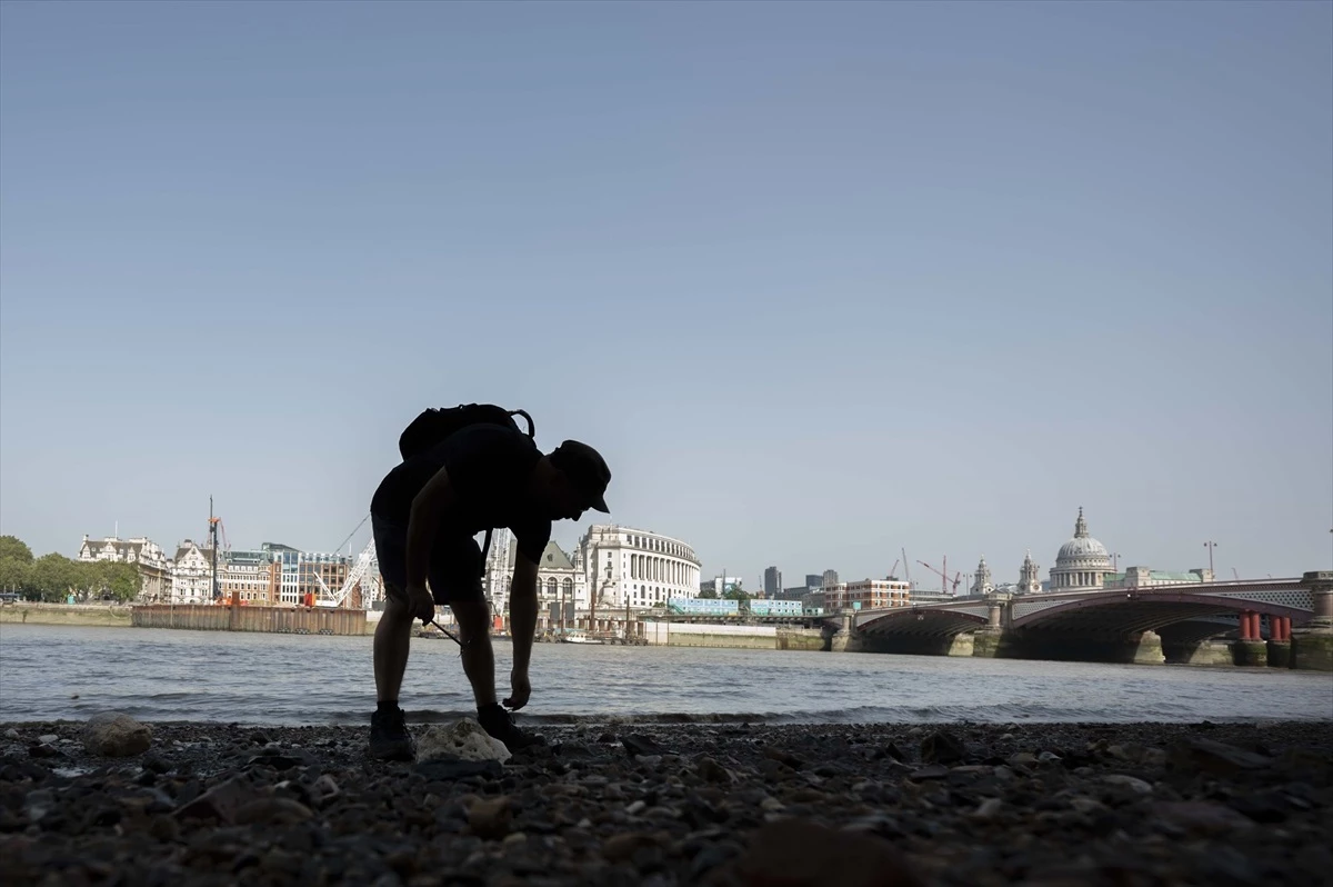 Londra\'da Thames Nehri yatağındaki çamurdan antika toplama geleneği: "Mudlarking"