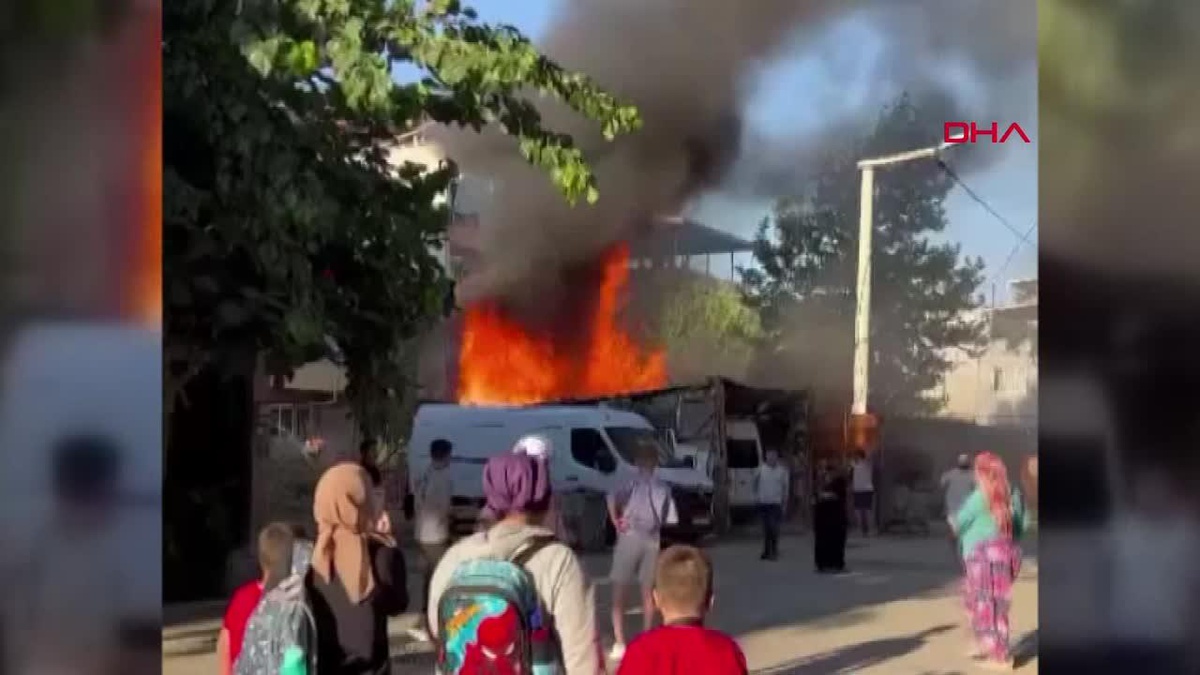 Bursa\'da Mahalle Sakinlerinin Garajında Çıkan Yangın Panik Yarattı