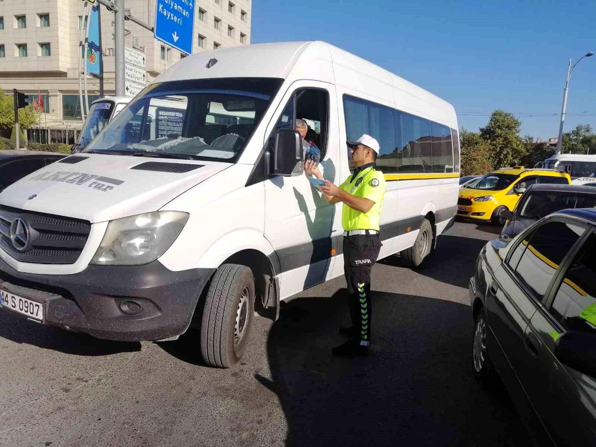 Malatya\'da Polis Okul Önlerinde Denetim Gerçekleştirdi