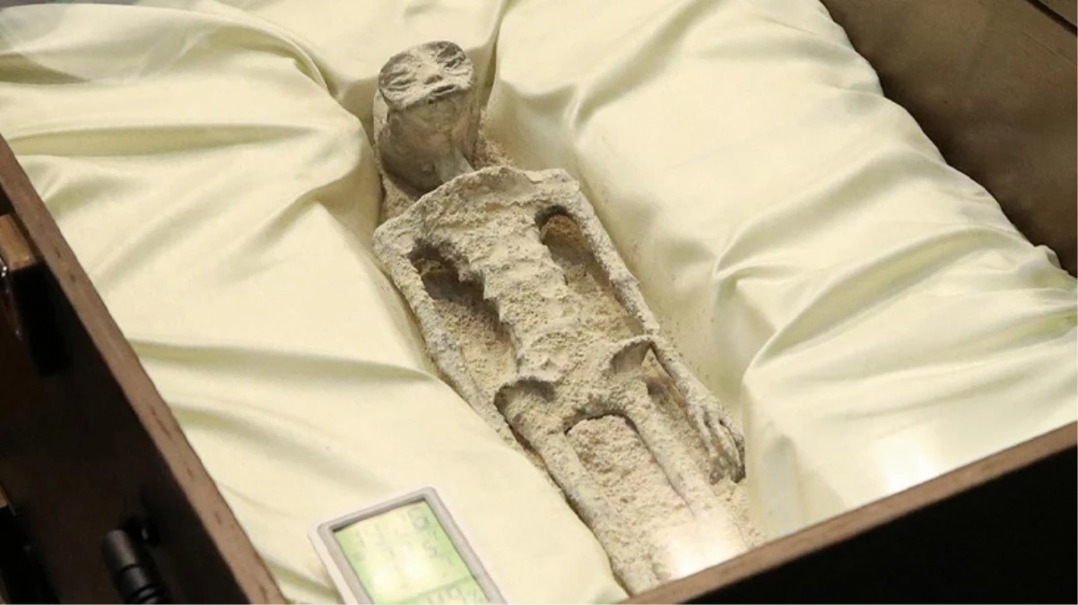 Meksika\'da 1000 yaşında olduğu tahmin edilen uzaylılara ait cesetler sergilendi